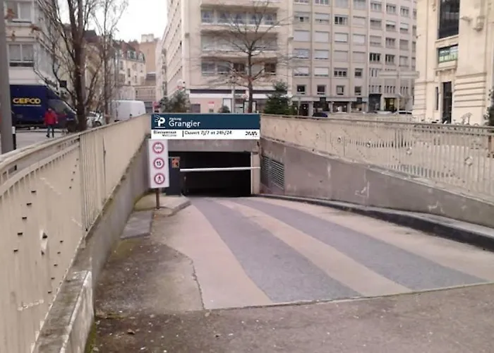 Le Godrans, En Plein Centre De アパート